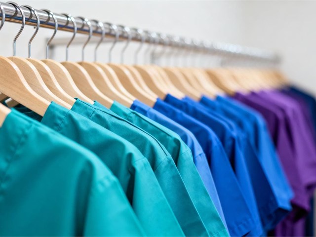 ¿Cómo elegir el tejido adecuado para el marcaje de uniformes laborales?